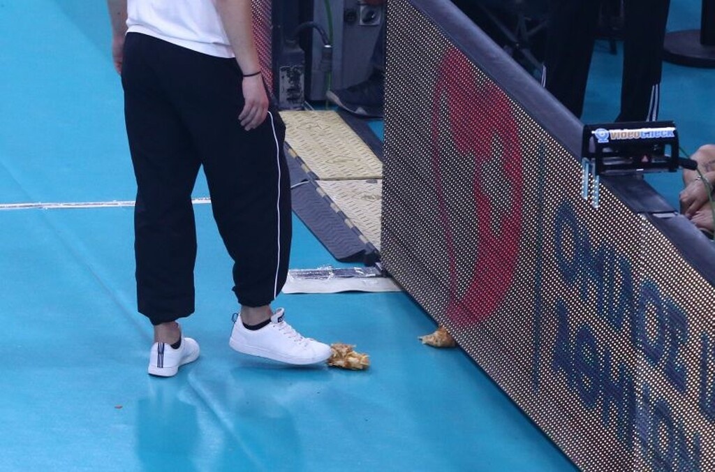 Απίστευτο: Πέταξαν ξανά μπουγάτσες οι οπαδοί του Ολυμπιακού (photos)