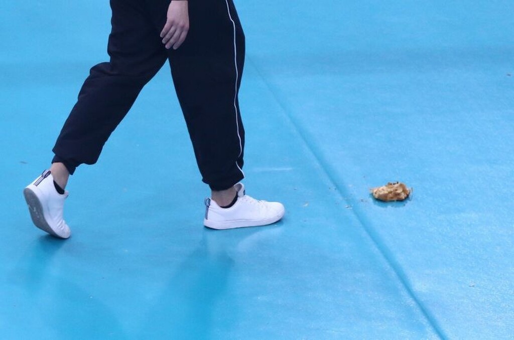 Απίστευτο: Πέταξαν ξανά μπουγάτσες οι οπαδοί του Ολυμπιακού (photos)