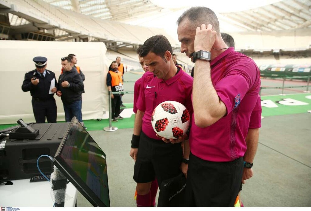 O Τζήλος «τέσταρε» το VAR στο ημίχρονο (photos)