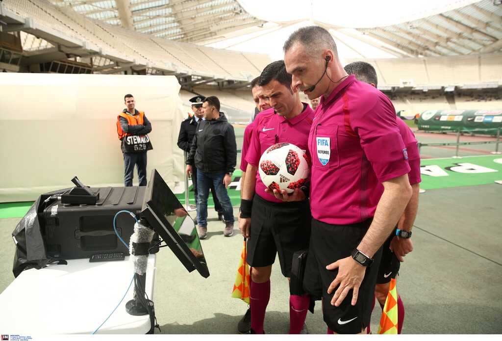 O Τζήλος «τέσταρε» το VAR στο ημίχρονο (photos)