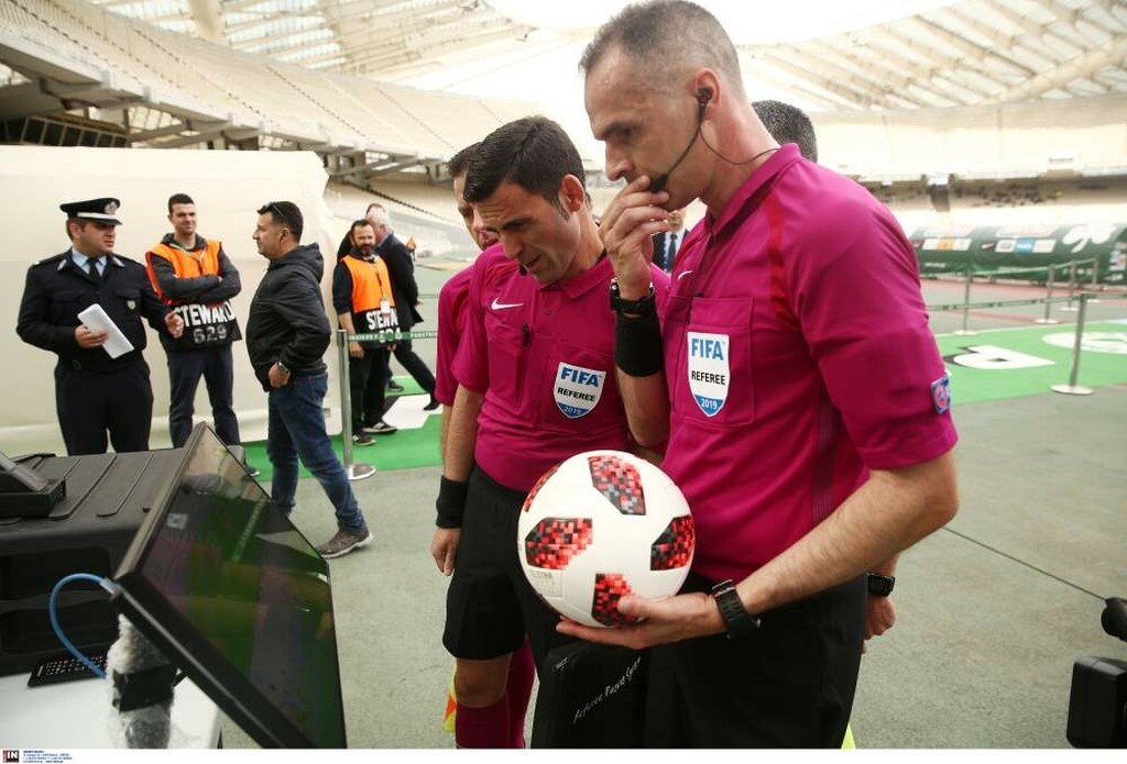 O Τζήλος «τέσταρε» το VAR στο ημίχρονο (photos)