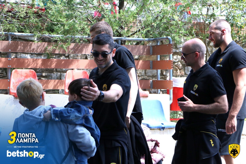 Οι παίκτες της ΑΕΚ μοίρασαν «λαμπρά» χαμόγελα στο Αναρρωτήριο Πεντέλης