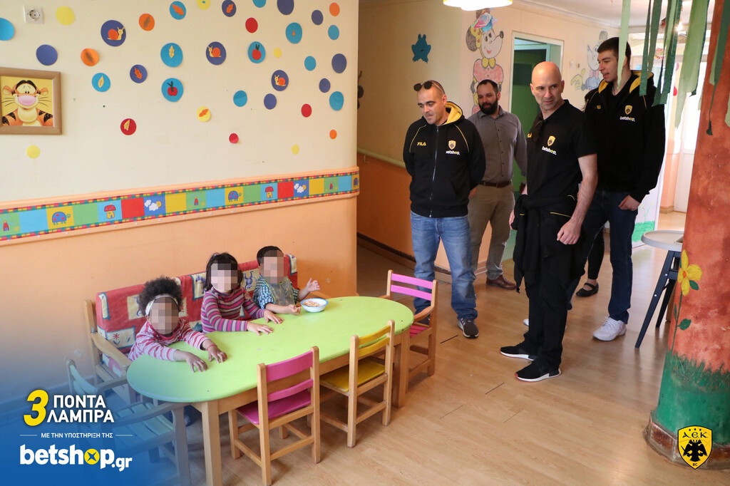 Οι παίκτες της ΑΕΚ μοίρασαν «λαμπρά» χαμόγελα στο Αναρρωτήριο Πεντέλης