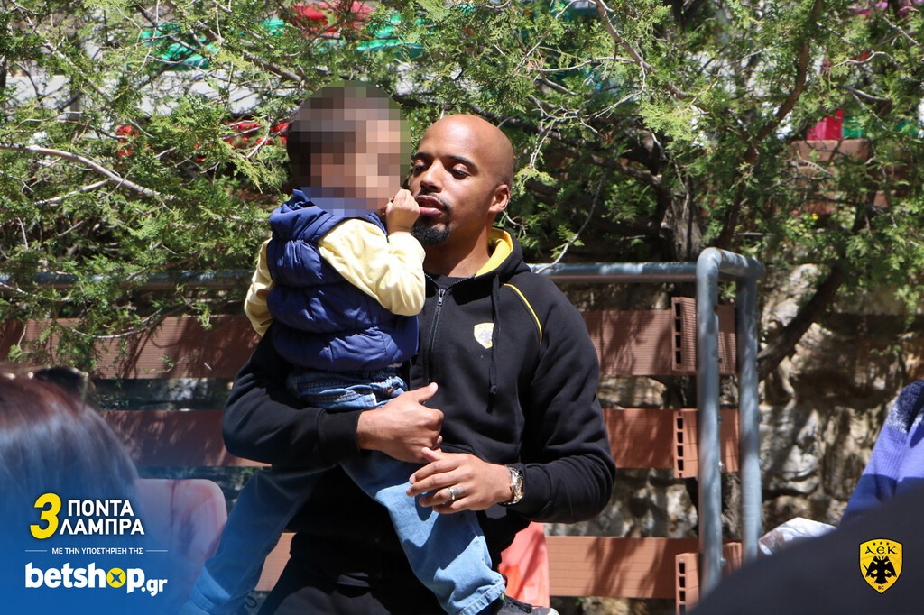 Οι παίκτες της ΑΕΚ μοίρασαν «λαμπρά» χαμόγελα στο Αναρρωτήριο Πεντέλης