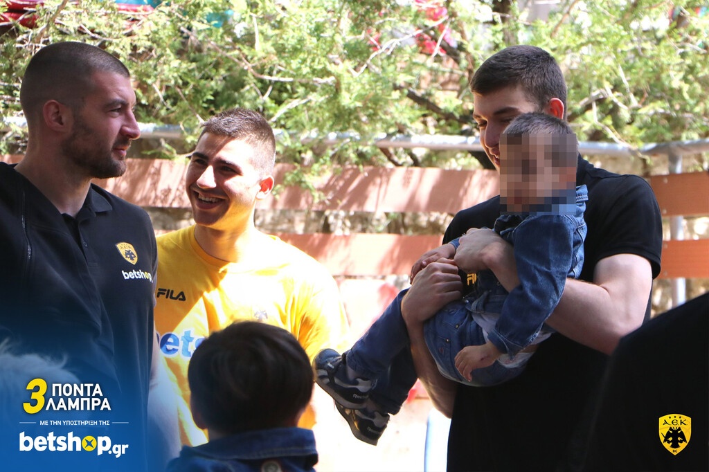 Οι παίκτες της ΑΕΚ μοίρασαν «λαμπρά» χαμόγελα στο Αναρρωτήριο Πεντέλης