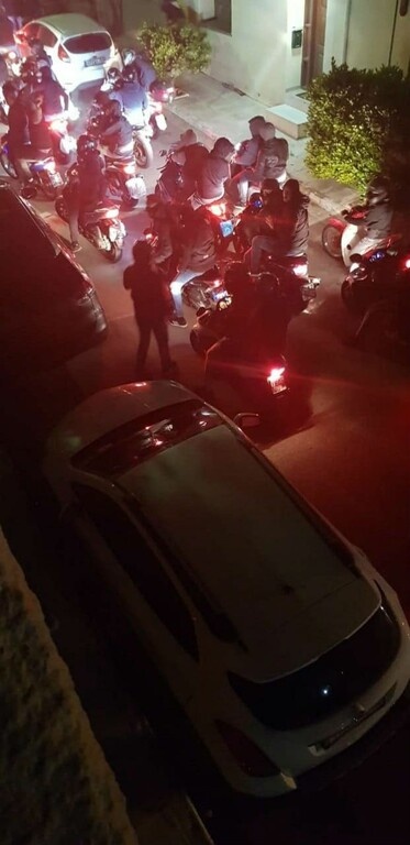 Χούλιγκαν του Ολυμπιακού κάτω από το σπίτι του Αναστόπουλου! (photo)