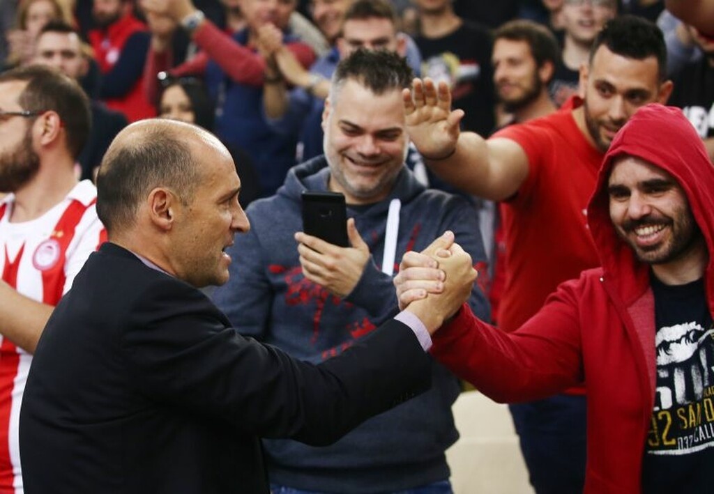 Ολυμπιακός: Αγκαλιές και φιλιά Αγγελόπουλων και οργανωμένων! (photos)