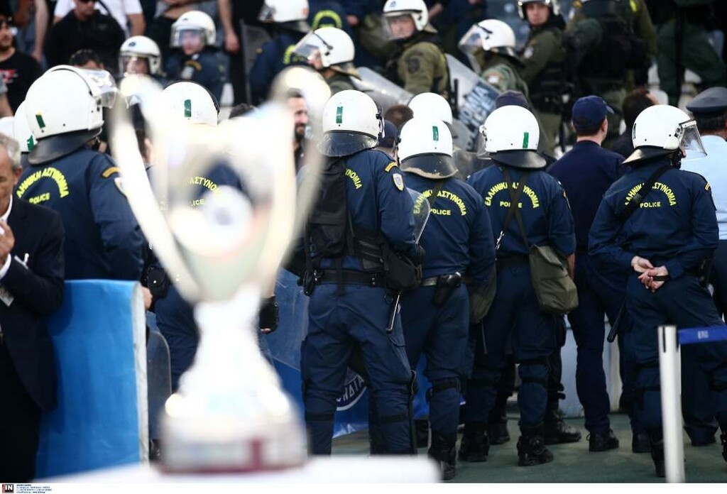 ΠΑΟΚ-ΑΕΚ: Η θλιβερή εικόνα με την κούπα στο ΟΑΚΑ (photos)