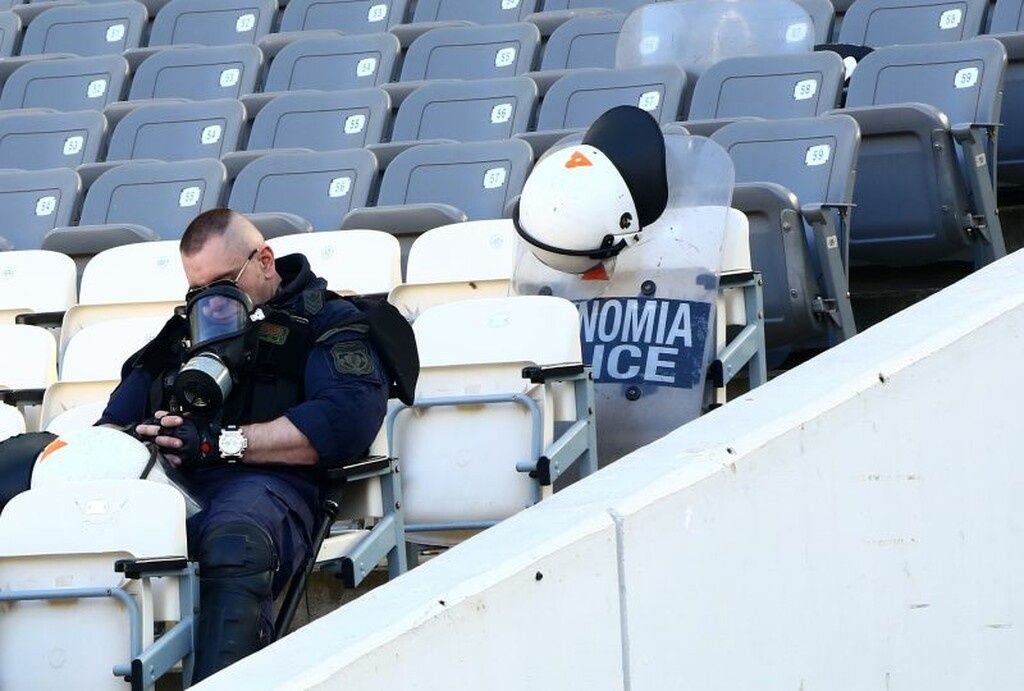 Απίστευτο! «Καιγόταν» το σύμπαν στο ΠΑΟΚ – ΑΕΚ και ο αστυνομικός κοιμήθηκε! (photo)