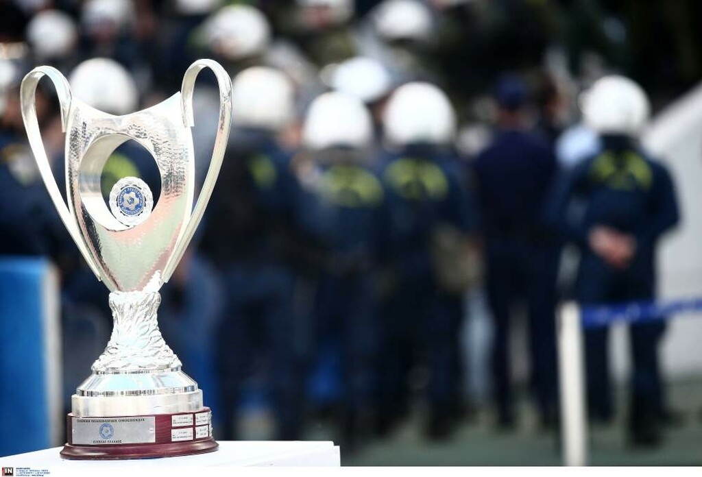 ΠΑΟΚ-ΑΕΚ: Η θλιβερή εικόνα με την κούπα στο ΟΑΚΑ (photos)