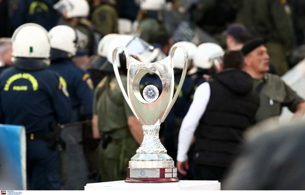 ΠΑΟΚ-ΑΕΚ: Η θλιβερή εικόνα με την κούπα στο ΟΑΚΑ (photos)