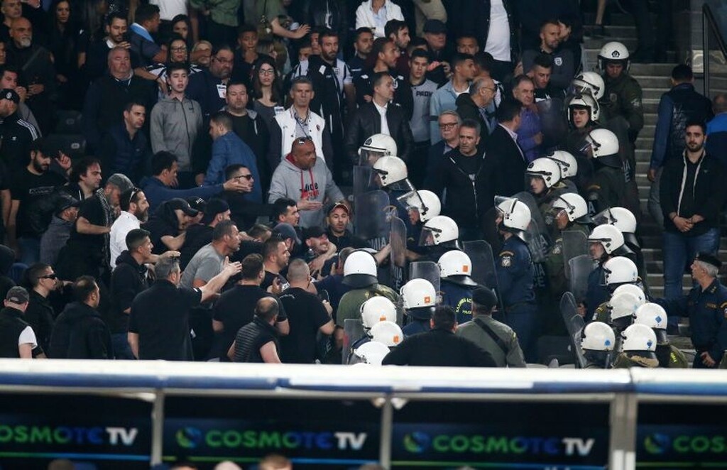 ΠΑΟΚ – ΑΕΚ: Άγριο ξύλο στα επίσημα του ΟΑΚΑ (videos+photos)