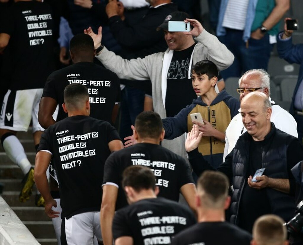 ΠΑΟΚ-ΑΕΚ: Οι μπλούζες των νικητών και το μήνυμα (photos)