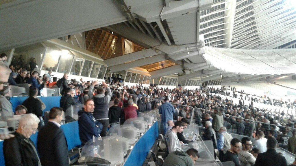 ΠΑΟΚ – ΑΕΚ: Άγριο ξύλο στα επίσημα του ΟΑΚΑ (videos+photos)