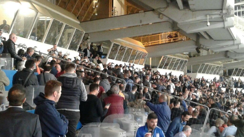 ΠΑΟΚ – ΑΕΚ: Άγριο ξύλο στα επίσημα του ΟΑΚΑ (videos+photos)