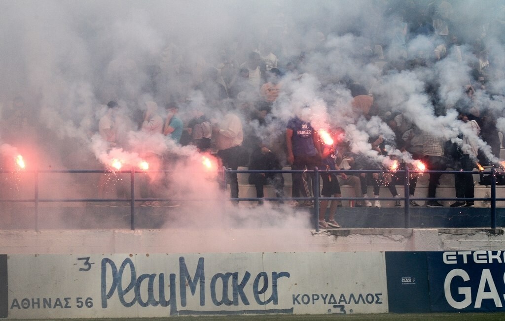 «Κάηκε» το γήπεδο της Νεάπολης για τον Ιωνικό (photos+videos)