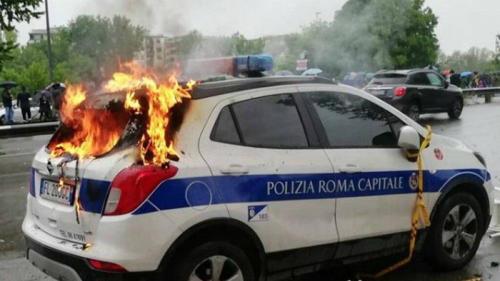 Τα έκαναν «σμπαράλια» στη Ρώμη οι οπαδοί της Λάτσιο (video+photos)