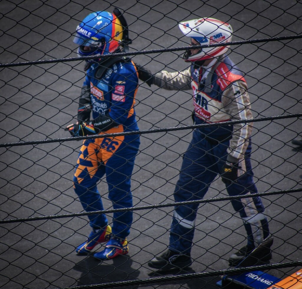 Τρομακτικό ατύχημα του Αλόνσο στους αγώνες Indy 500 (photos+video)