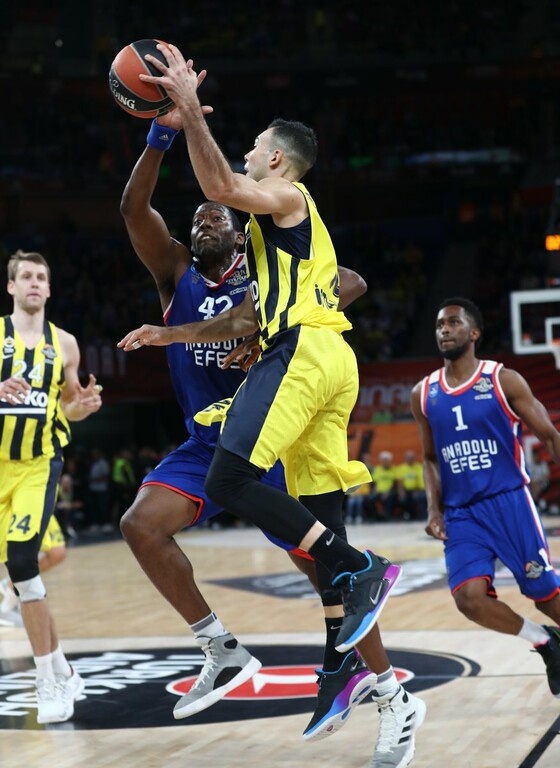 Με δυο τρίποντα ξεκίνησε τον ημιτελικό ο Κώστας Σλούκας