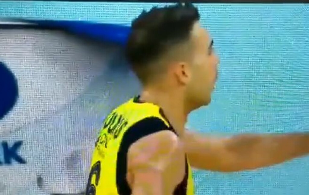 Ωστόσο 3'30'' πριν το τέλος του ημιχρόνου, αποσύρθηκε στον πάγκο...