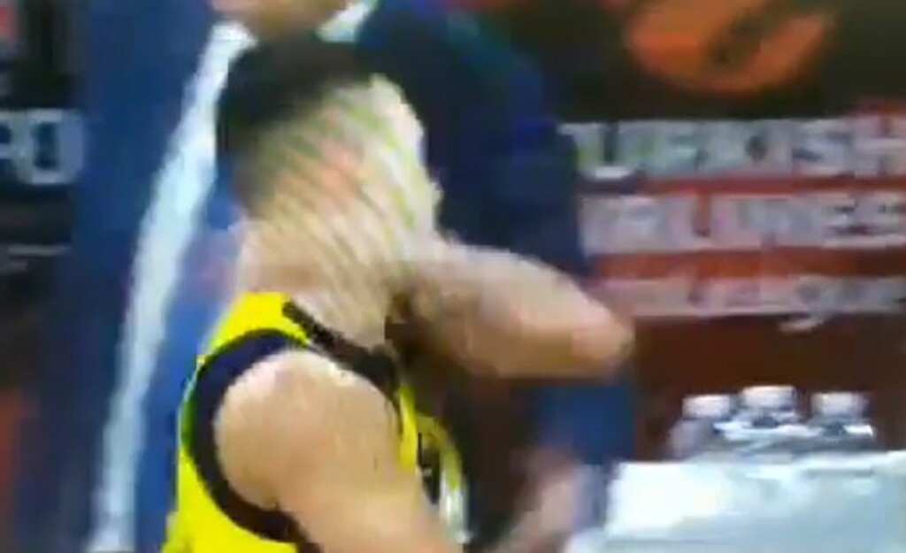 Αυτό, προφανώς και δεν του άρεσε και τα έβαλε με τον εαυτό του...