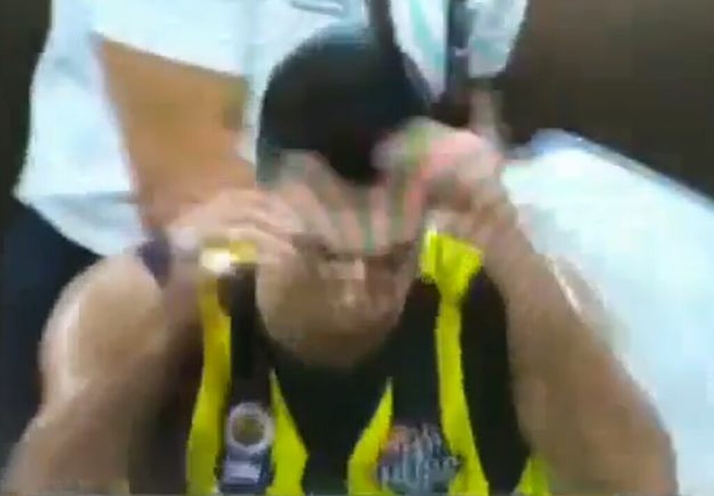 Αυτό εξόργισε τον Σλούκα που... χτυπούσε το κεφάλι του.