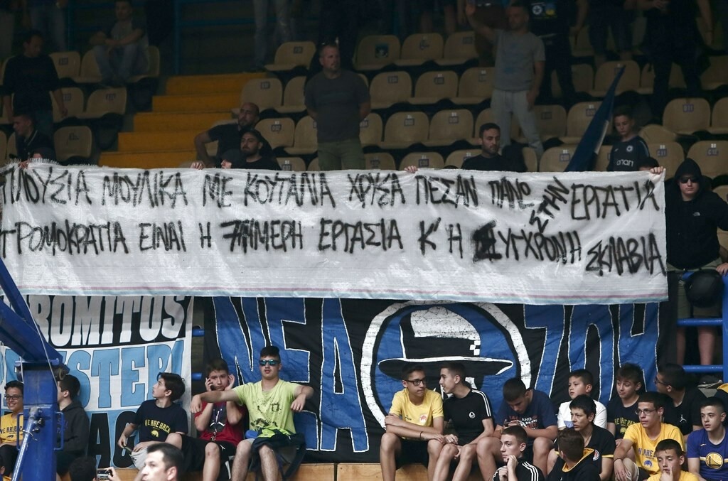 Πανό με... ψυκτικούς και πολιτικά μηνύματα στο Περιστέρι (photos)