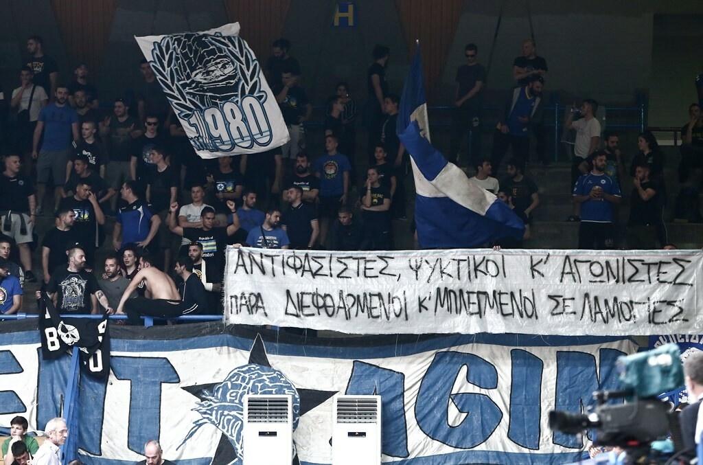 Πανό με... ψυκτικούς και πολιτικά μηνύματα στο Περιστέρι (photos)