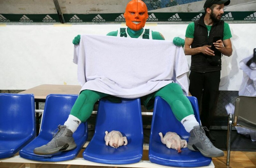 Λευκές πετσέτες και κοτόπουλα στον πάγκο του Ολυμπιακού (photos)