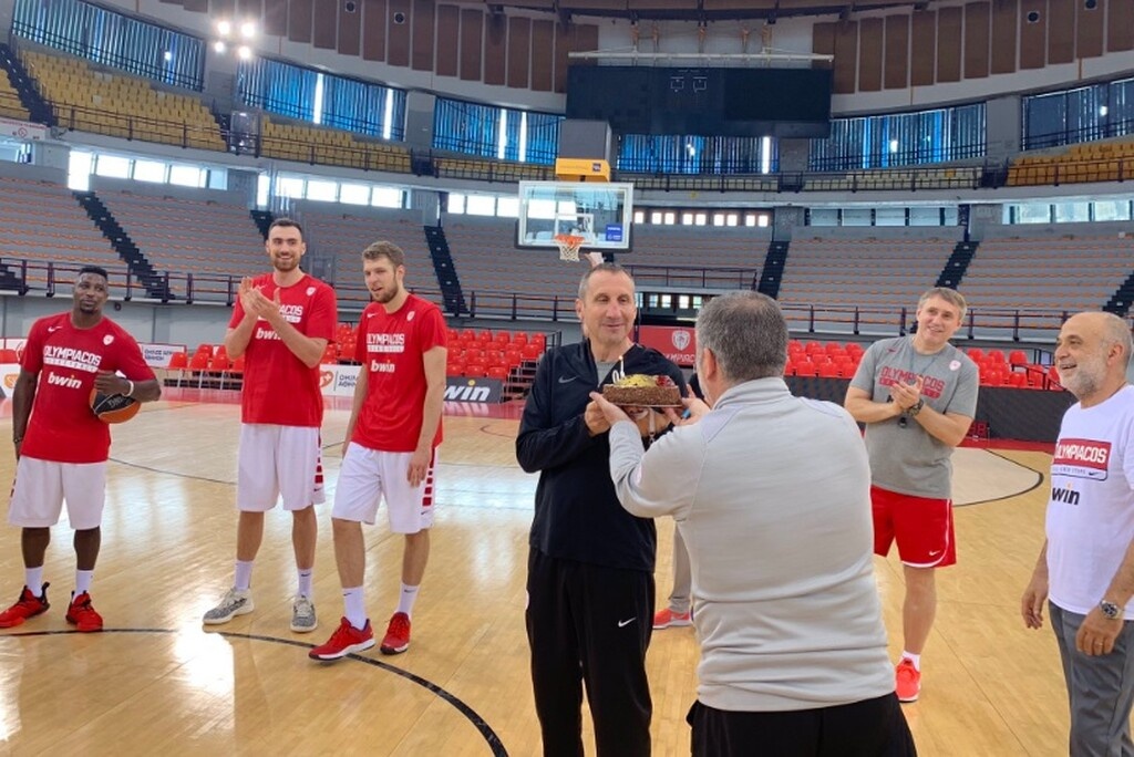 Ολυμπιακός: Έσβησε τα κεράκια στο κέντρο του ΣΕΦ ο Μπλατ (photos)