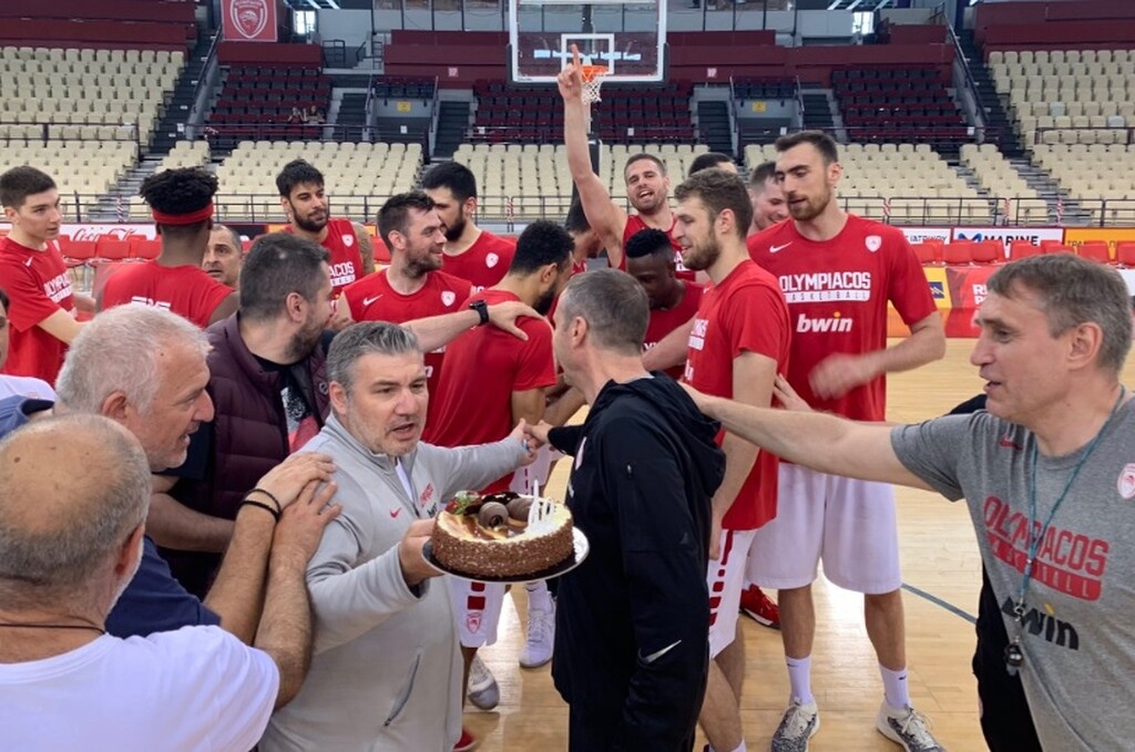 Ολυμπιακός: Έσβησε τα κεράκια στο κέντρο του ΣΕΦ ο Μπλατ (photos)