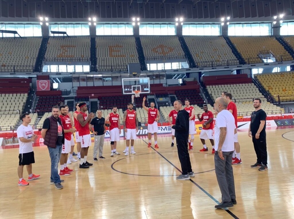 Ολυμπιακός: Έσβησε τα κεράκια στο κέντρο του ΣΕΦ ο Μπλατ (photos)