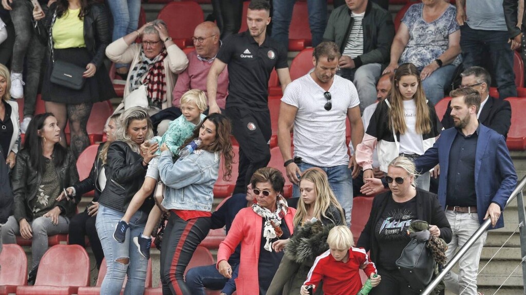 Απίστευτα επεισόδια και διακοπή στο εφηβικό ντέρμπι του Άγιαξ με την Φέγενορντ (videos+photos)