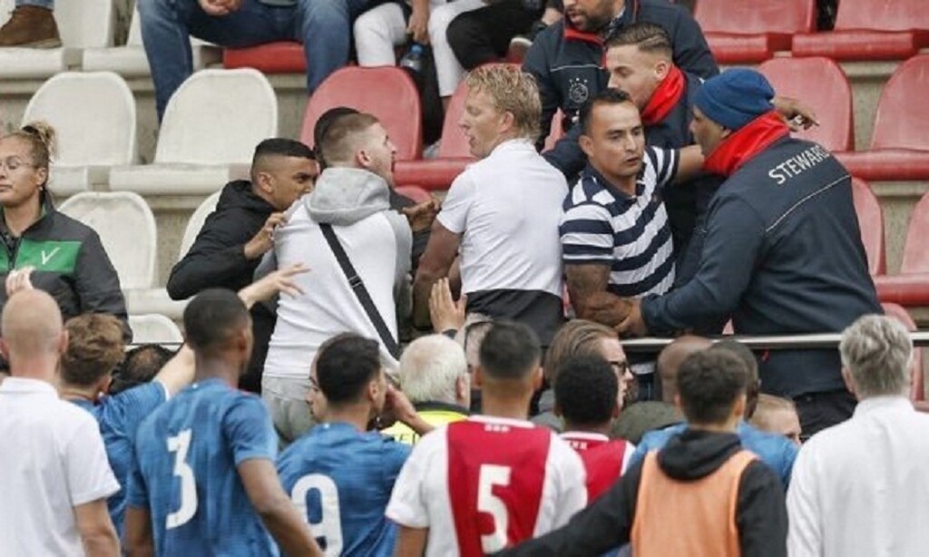 Απίστευτα επεισόδια και διακοπή στο εφηβικό ντέρμπι του Άγιαξ με την Φέγενορντ (videos+photos)