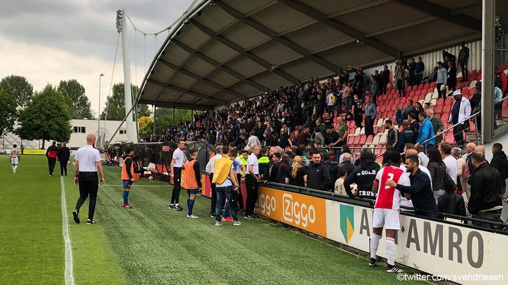Απίστευτα επεισόδια και διακοπή στο εφηβικό ντέρμπι του Άγιαξ με την Φέγενορντ (videos+photos)