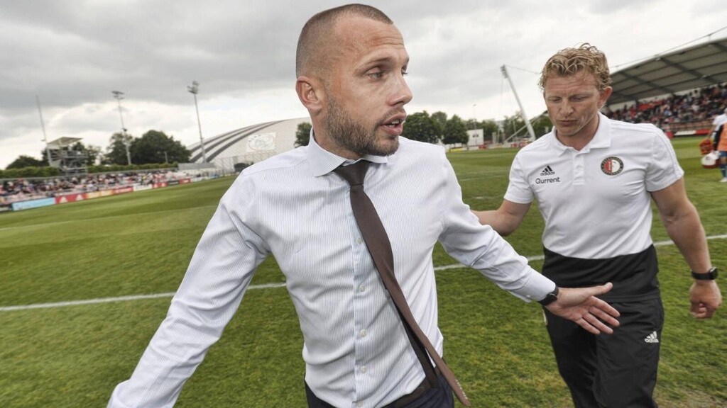 Απίστευτα επεισόδια και διακοπή στο εφηβικό ντέρμπι του Άγιαξ με την Φέγενορντ (videos+photos)