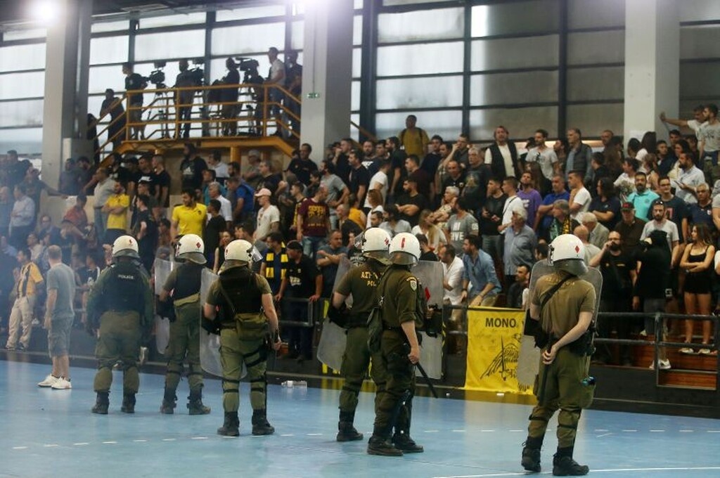 «Ντου» και διακοπή στο ΑΕΚ - Ολυμπιακός! (photos+video)