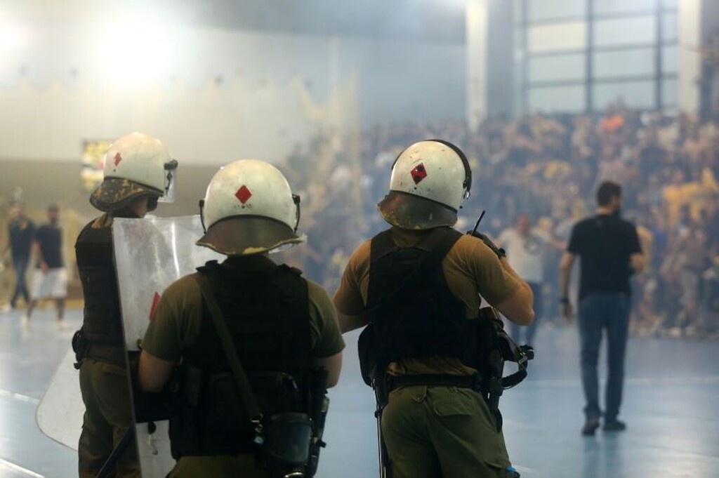 «Ντου» και διακοπή στο ΑΕΚ - Ολυμπιακός! (photos+video)