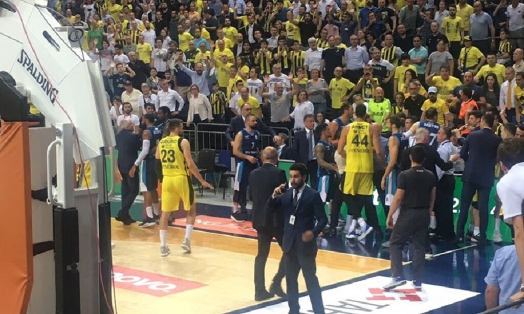 Χαμός στο Φενέρ-Τουρκ: Η ειρωνεία του Κάλινιτς στον Γκάμπριελ προκάλεσε σύρραξη! (vid&photos)