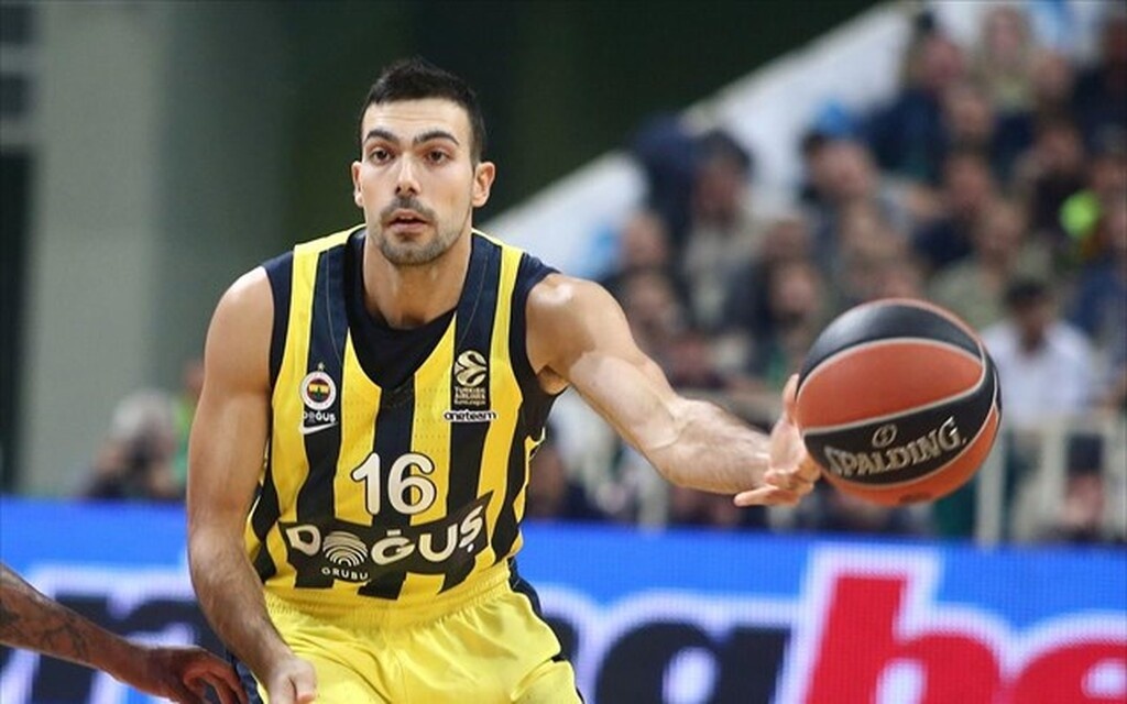 Ο Κώστας Σλούκας αποτελεί ένα από τα πιο hot ονόματα του καλοκαιριού.