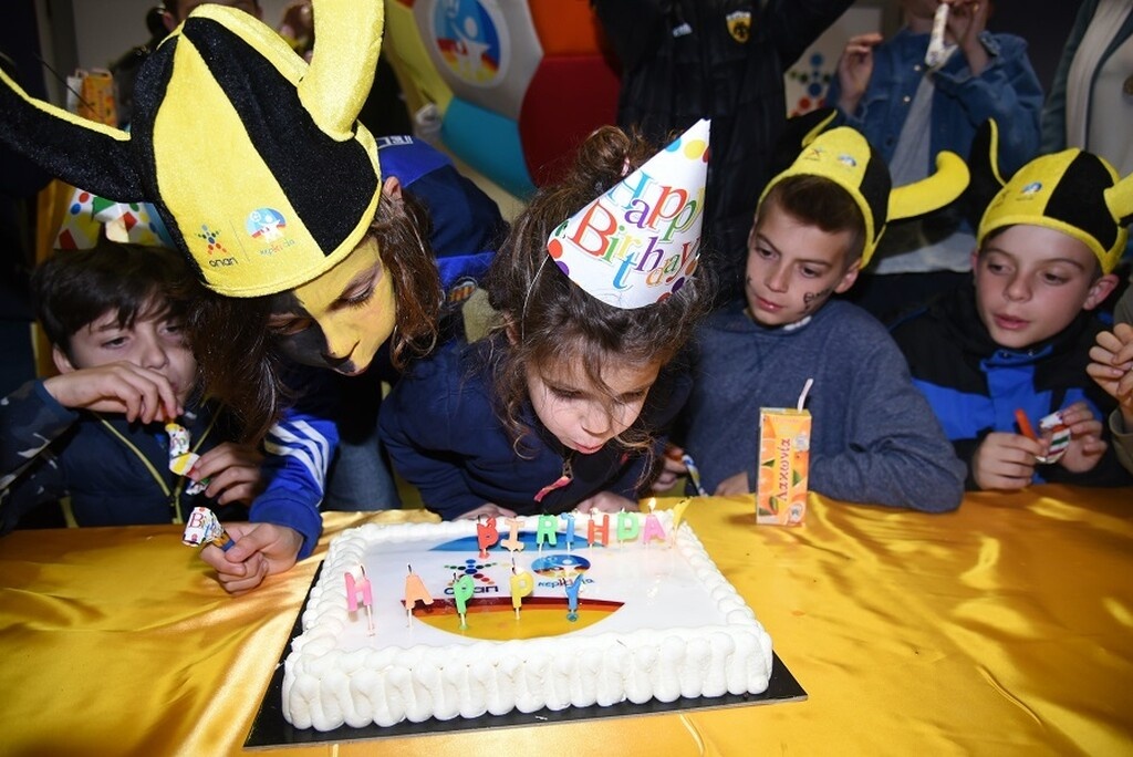 Οι μικροί φίλοι της  «Κερkidα ΟΠΑΠ» σβήνουν κεράκια στο γήπεδο