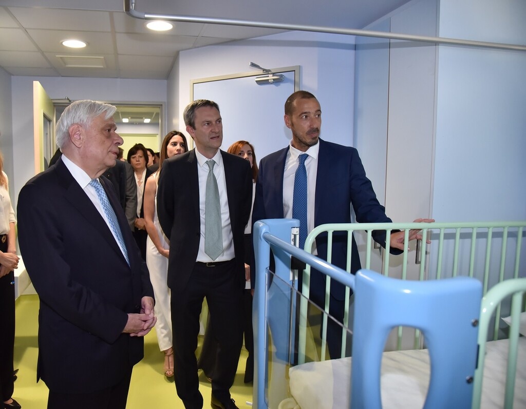 Ξενάγηση του Προέδρου της Δημοκρατίας Προκόπιου Παυλόπουλου στις δύο νοσηλευτικές μονάδες του 4ου ορόφου του Νοσοκομείου Παίδων «Η Αγία Σοφία» από τον Ντάμιαν Κόουπ, Διευθύνοντα Σύμβουλο του ΟΠΑΠ, και τον Εμμανουήλ Παπασάββα, Κοινό Διοικητή των
