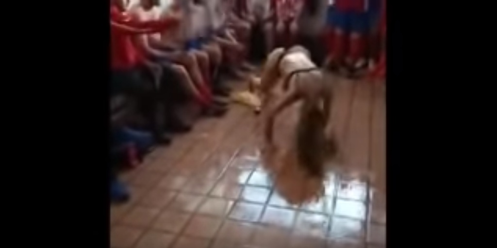 Δεν υπάρχει! Ομάδα γιόρτασε άνοδο με στριπτιζέζ στα αποδυτήρια! (video)
