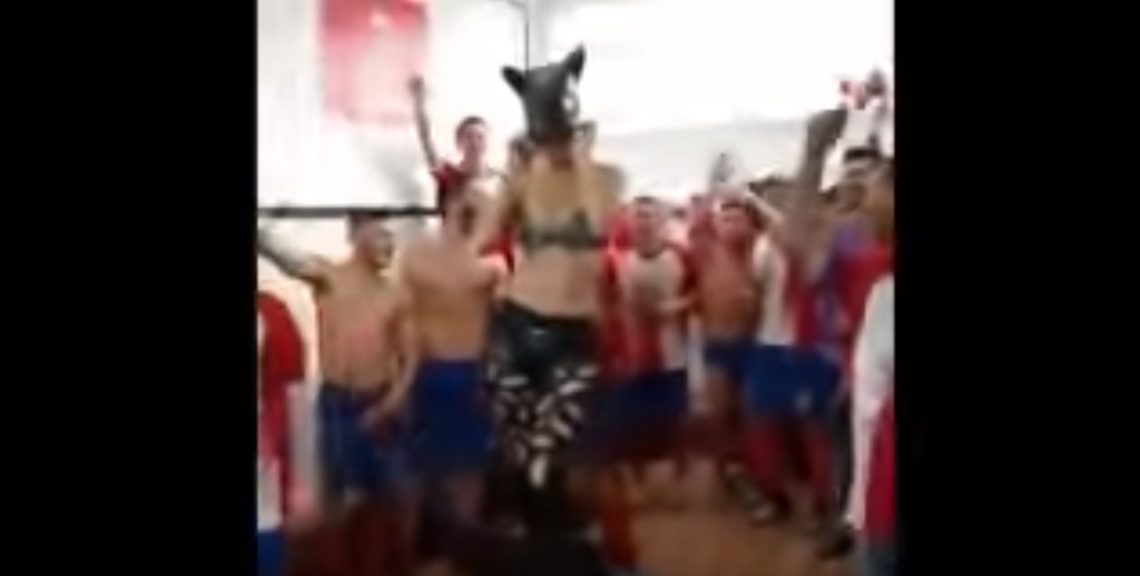 Δεν υπάρχει! Ομάδα γιόρτασε άνοδο με στριπτιζέζ στα αποδυτήρια! (video)