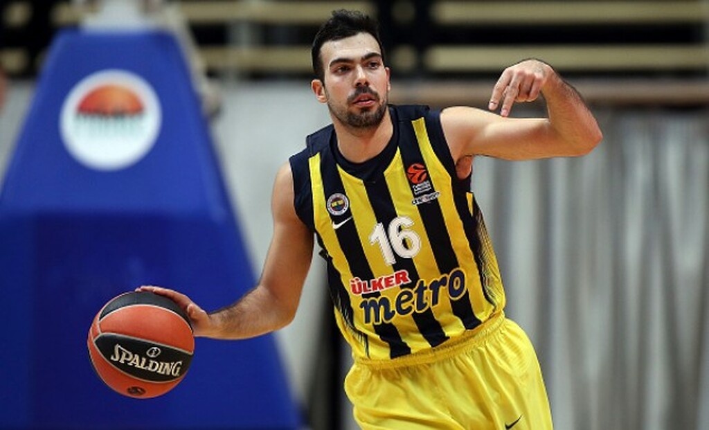 Σύμφωνα πάντα με το συγκεκριμένο ρεπορτάζ ο Σλούκας θα αμείβεται με 1,8 εκατ. ευρώ ετησίως.