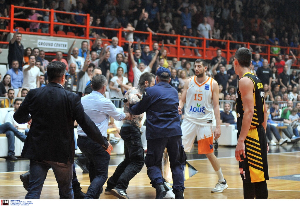 Προμηθέας-ΑΕΚ: Οπαδός μπούκαρε στο παρκέ και έφερε αναστάτωση (video+photos)