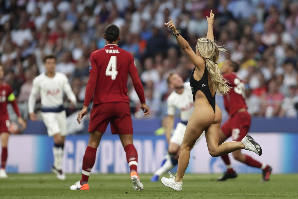 Τελικός Champions League 2019: Η σέξι εισβολέας τρέλανε κόσμο! (video+photo)