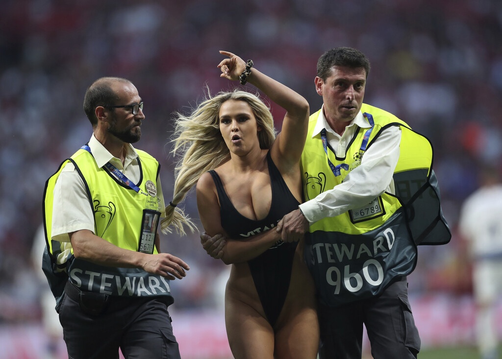 Τελικός Champions League 2019: Η σέξι εισβολέας τρέλανε κόσμο! (video+photo)