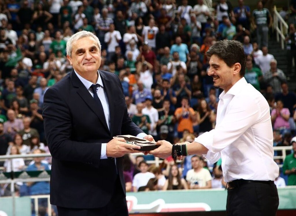 Η βράβευση του Αργύρη Πεδουλάκη από τον Δημήτρη Γιαννακόπουλο