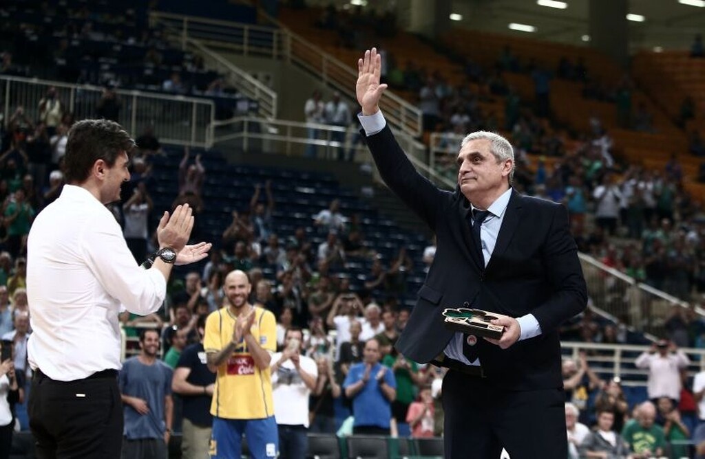 Με θερμό χειροκρότημα για τον Έλληνα προπονητή...